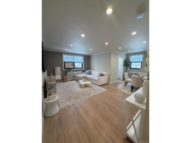  1 BR,  1.00 BTH &nbsp;Garden style home in Whitestone