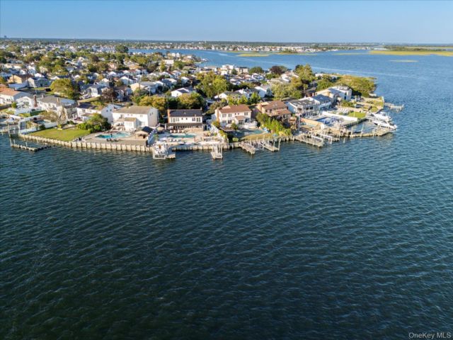  5 BR,  4.00 BTH &nbsp;Splanch style home in Baldwin Harbor
