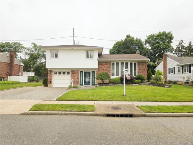  4 BR,  2.00 BTH &nbsp;Split level style home in Syosset