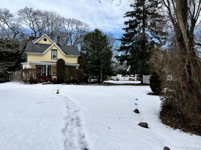 3 BR,  1.00 BTH &nbsp;Colonial style home in East Islip