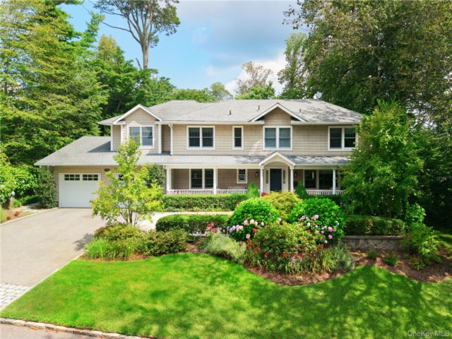  5 BR,  4.00 BTH &nbsp;Colonial style home in East Hills