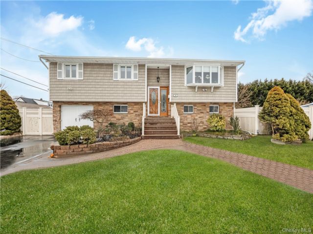  4 BR,  2.00 BTH &nbsp;Hi ranch style home in Farmingdale