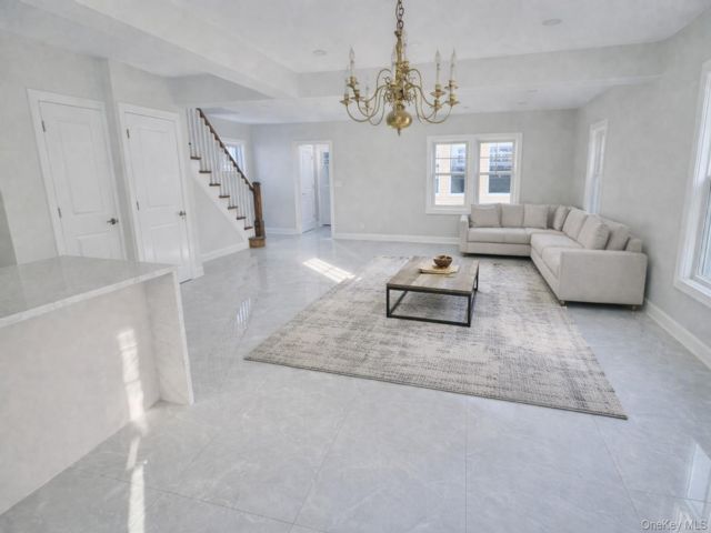  5 BR,  4.00 BTH &nbsp;Colonial style home in Great Neck