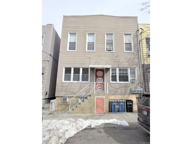  5 BR,  4.00 BTH &nbsp;House style home in Ridgewood