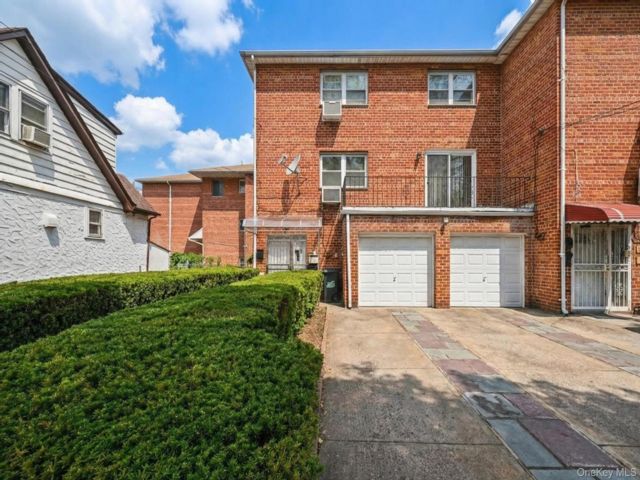  7 BR,  5.00 BTH &nbsp;Colonial style home in Flushing