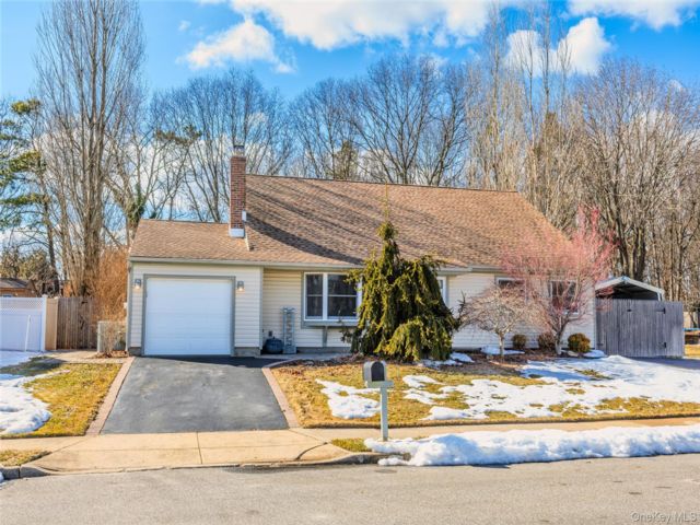  4 BR,  2.00 BTH &nbsp;Exp ranch style home in Holbrook