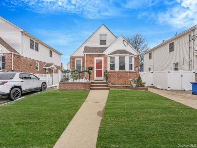  4 BR,  2.00 BTH &nbsp;Cape cod style home in Franklin Square
