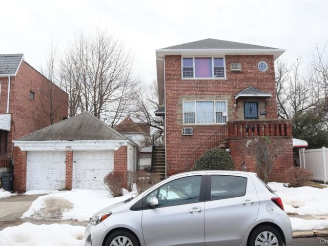  8 BR,  3.00 BTH &nbsp;Other style home in Flushing