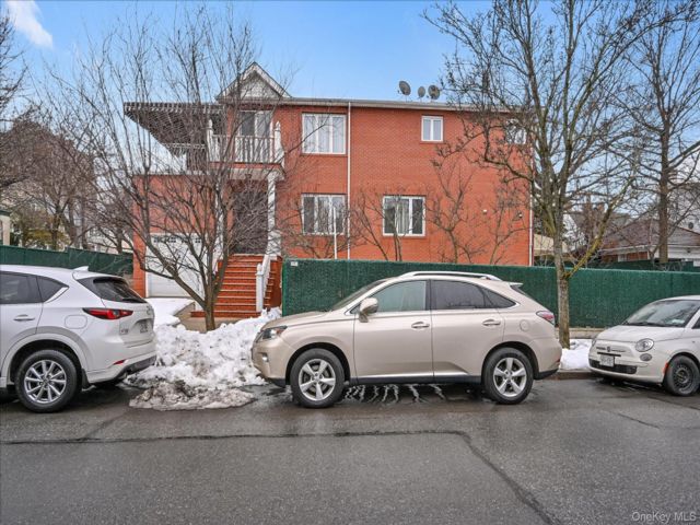  4 BR,  5.00 BTH &nbsp;Colonial style home in Forest Hills