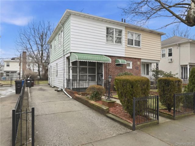  3 BR,  2.00 BTH &nbsp;Other style home in Bayside
