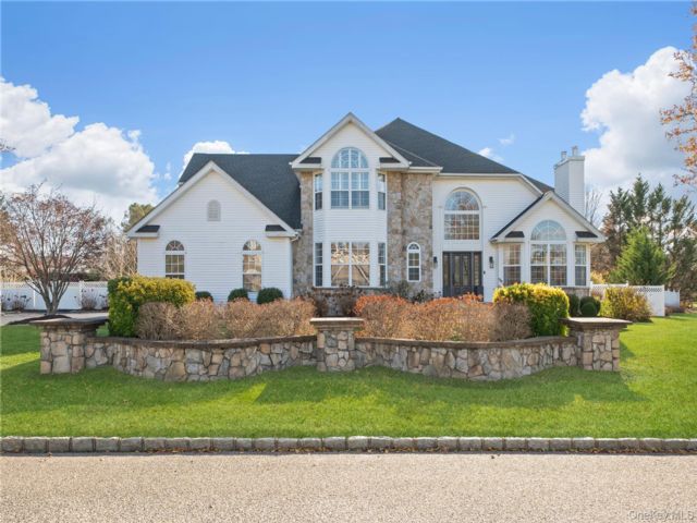  5 BR,  4.00 BTH &nbsp;Post modern style home in Miller Place