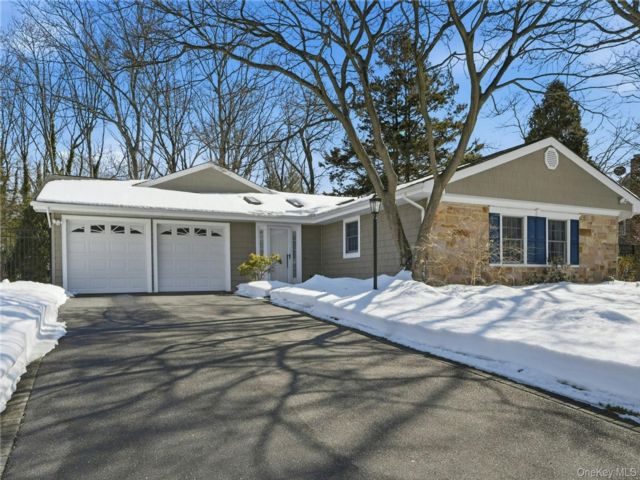  3 BR,  3.00 BTH &nbsp;Ranch style home in Stony Brook