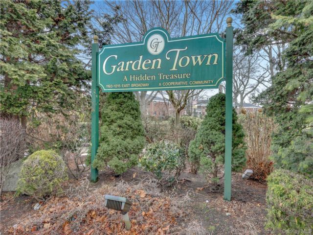  3 BR,  2.00 BTH &nbsp;Garden style home in Hewlett