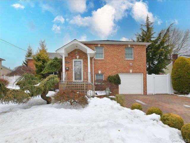  3 BR,  2.00 BTH &nbsp;Split level style home in Massapequa