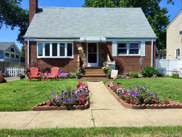  4 BR,  1.00 BTH &nbsp;Cape cod style home in North Merrick