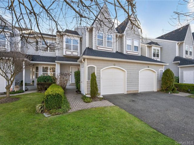  3 BR,  3.00 BTH &nbsp;Condo style home in Huntington