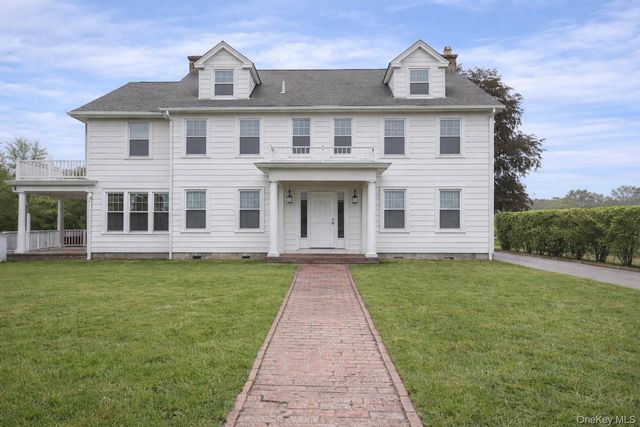 6 BR,  7.00 BTH &nbsp;Colonial style home in Garden City
