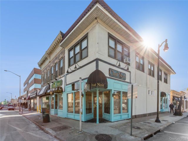 Studio,  0.00 BTH &nbsp;Commercial style home in Rockville Centre