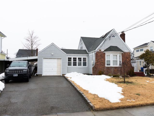  3 BR,  2.00 BTH &nbsp;Cape cod style home in Oceanside