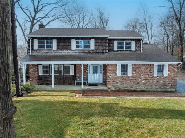  4 BR,  3.00 BTH &nbsp;Colonial style home in Old Brookville