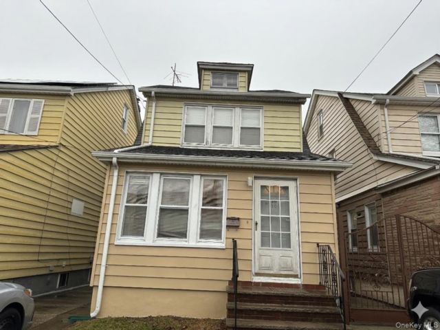  3 BR,  2.00 BTH &nbsp;Colonial style home in Queens Village