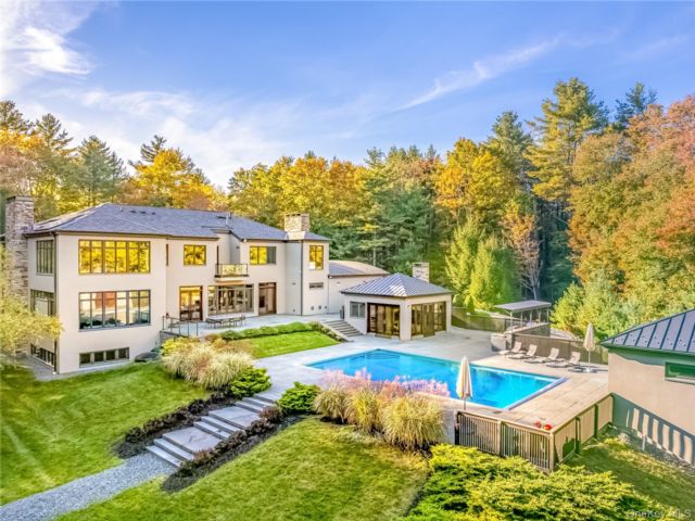  5 BR,  6.00 BTH &nbsp;Contemporary style home in White Lake