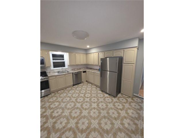  3 BR,  1.00 BTH &nbsp;Exp cape style home in West Babylon