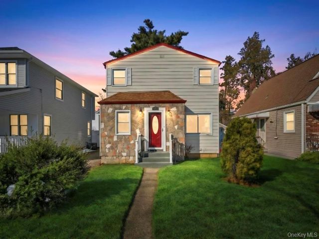  5 BR,  2.00 BTH &nbsp;Exp cape style home in New Hyde Park