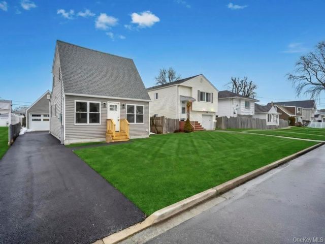  3 BR,  2.00 BTH &nbsp;Cape cod style home in Lindenhurst