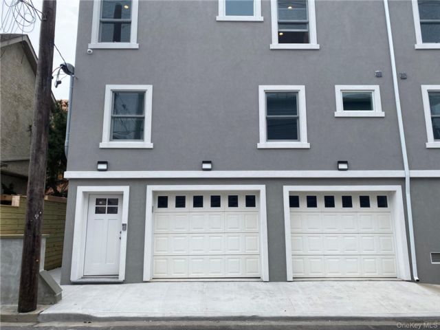  2 BR,  1.00 BTH &nbsp;Colonial style home in Long Beach