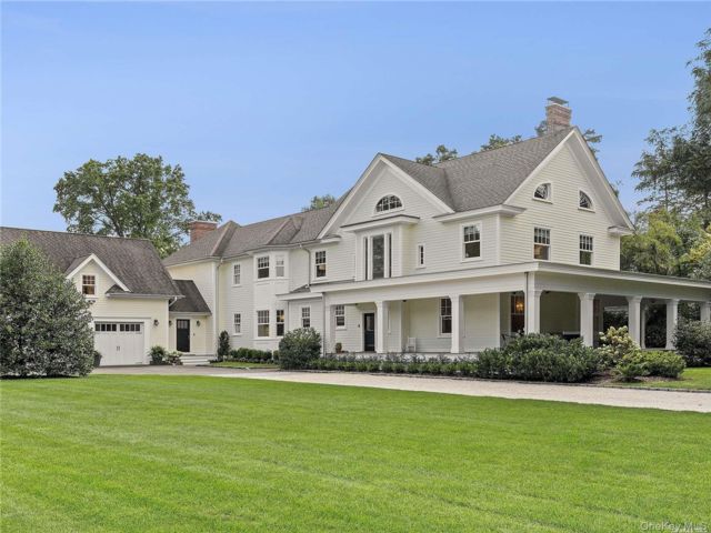  7 BR,  7.00 BTH &nbsp;Colonial style home in Manhasset