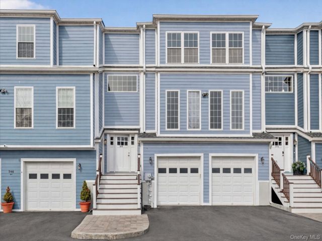  3 BR,  3.00 BTH &nbsp;House style home in Valley Cottage