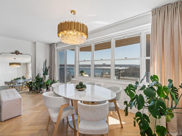  3 BR,  2.00 BTH &nbsp;Other style home in Bayside