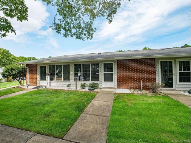  1 BR,  1.00 BTH &nbsp;Garden style home in Ridge