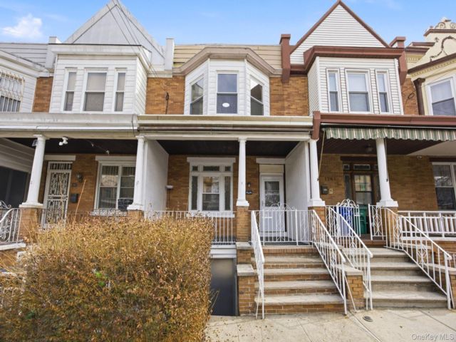  4 BR,  3.00 BTH &nbsp;House style home in Gravesend