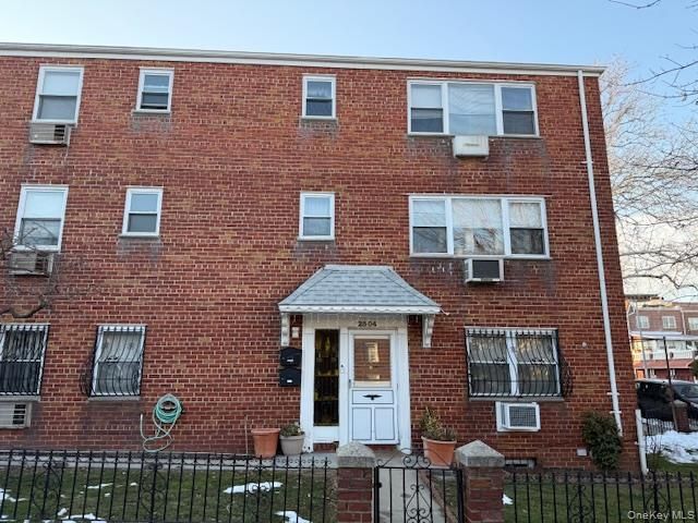  5 BR,  4.00 BTH &nbsp;House style home in Astoria