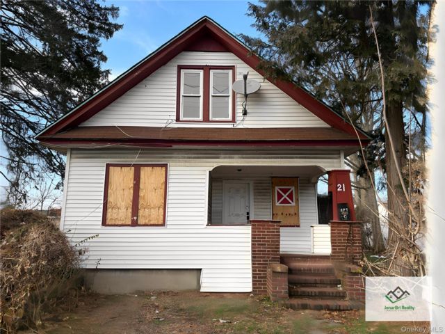  6 BR,  4.00 BTH &nbsp;Colonial style home in Roosevelt