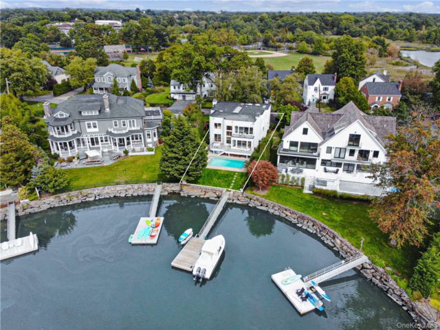  5 BR,  5.00 BTH &nbsp;Contemporary style home in Larchmont