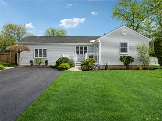  3 BR,  2.00 BTH &nbsp;Ranch style home in East Northport