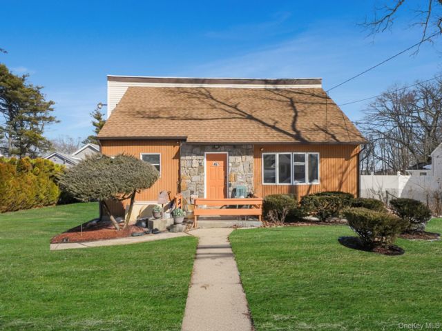  5 BR,  3.00 BTH &nbsp;Colonial style home in Deer Park