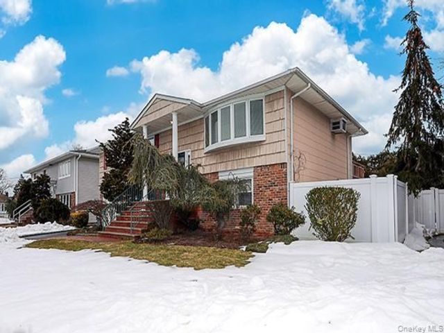 3 BR,  2.00 BTH &nbsp;Hi ranch style home in North Bellmore