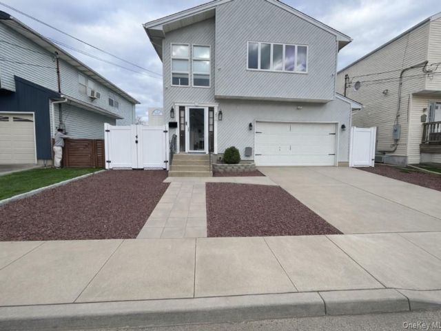  5 BR,  3.00 BTH &nbsp;Raised ranch style home in Freeport