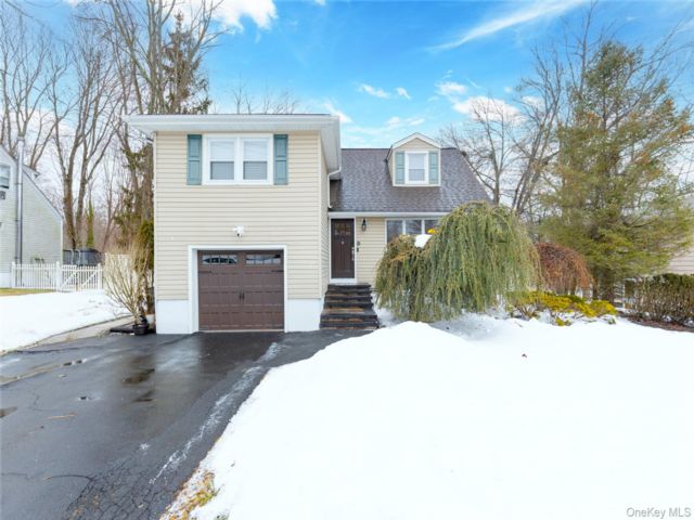  3 BR,  3.00 BTH &nbsp;Split level style home in Valley Cottage