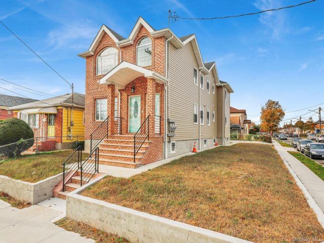  6 BR,  5.00 BTH &nbsp;House style home in Jamaica