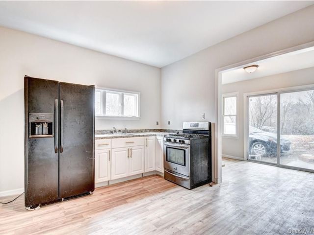  4 BR,  2.00 BTH &nbsp;Colonial style home in Middletown