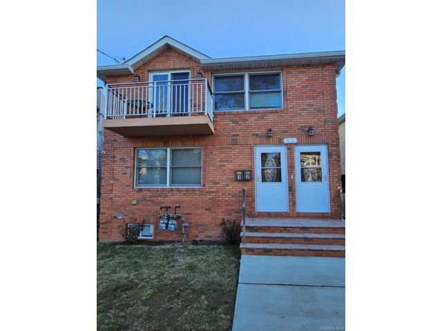  6 BR,  5.00 BTH &nbsp;Modern style home in Little Neck