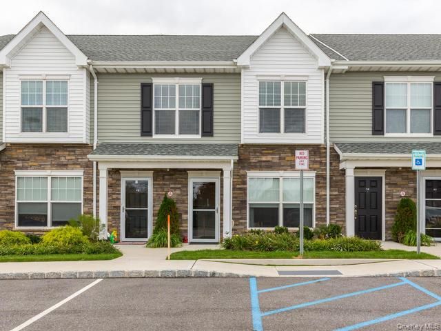  2 BR,  2.00 BTH &nbsp;Condo style home in Central Islip