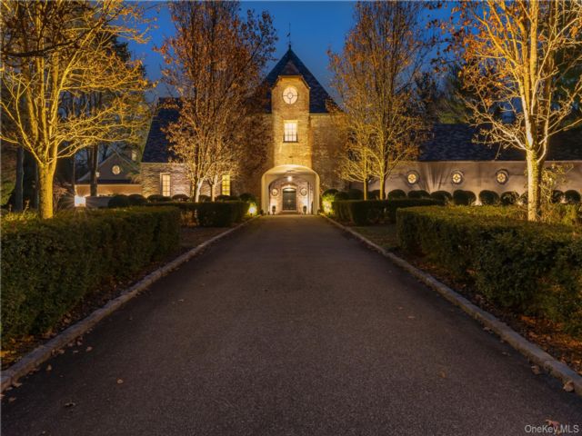  5 BR,  6.00 BTH &nbsp;Carriage house style home in Muttontown