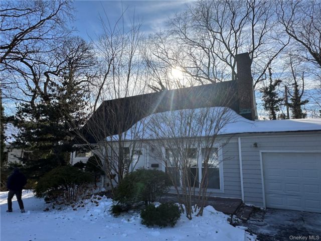  4 BR,  2.00 BTH &nbsp;Cape cod style home in Roslyn