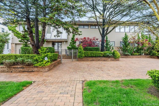  4 BR,  5.00 BTH &nbsp;Contemporary style home in Atlantic Beach